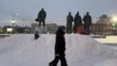 Дети облюбовали снежный отвал у статуи Ленина. Новосибирск