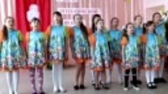 Поет вокальная группа девочек. г. Бирюсинск . Праздник , пос...