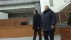 Владимир Путин во время поездки в Мариуполь посетил здание и...