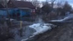 Затопило дома и дорогу в районе автовокзала 