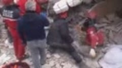 11.10.2023  Спасателей в Турции завалило обломками здания, п...