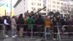 Возле танка у российского посольства в Берлине ситуация дово...