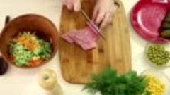 Салат с копченой колбасой и овощами