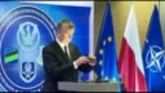 Министр обороны Польши перепутал лампочку с микрофоном
