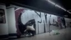 Райтеры бомбят поезд в метро! Слаженная граффити атака!
