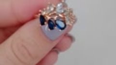 Элегантное позолоченное кольцо с фианитами под голубой топаз...