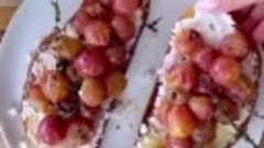 Тост из рикотты с обжаренным виноградом и тимьяном