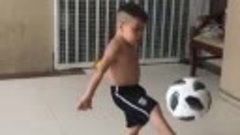 Малыш четко набивает футбольный мяч