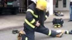 Пожарный одевается за несколько секунд