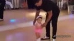Папочка танцует со своей принцессой!)