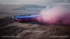 В Крыму развернули огромный флаг России на вершине Белой ска...