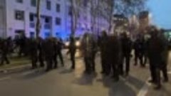 В Париже начались столкновения с полицией.