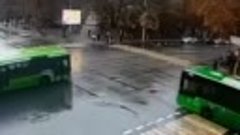 Два автобуса столкнулись в Алма-Ате, 1 человек погиб, 17 пос...