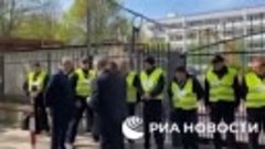 Сотрудники школы при российском посольстве грузят вещи