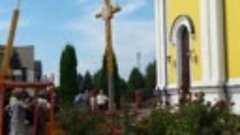 Установка нового Креста на Голгофу возле храма.

