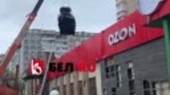 Сняли машину с крыши «Пятерочки» в Белгороде: ее забросило т...