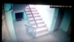 Горящий человек спускается по лестнице.