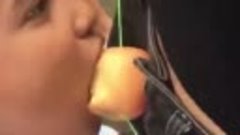 Таиланд игра кто быстрее съест яблоко