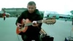 Бомж играет на гитаре на вокзале Новосибирск Главный