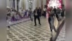 Папа танцует на свадьбе у дочери ☺😍