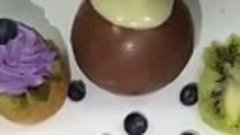 Шоколадный шар с десертом внутри (описание внизу)
