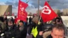 Протестующие во Франции скандируют Антикапитализм! ✊
