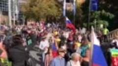 Антиправительственный митинг в Австралии: участники пришли с...