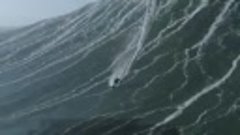 Swells off Portugal&#39;s famed Praia do Norte can become so mas...
