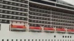 Круизный лайнер MSC Splendida (333 метра в длину) 