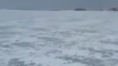 На лодке по льду 10 см.