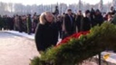 Путин возложил цветы к монументу &quot;Мать-Родина&quot;
