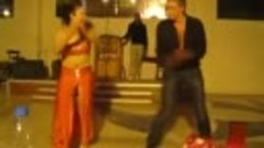 русский турист показал как надо танцевать восточной девушке ...