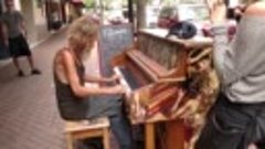 Бездомный человек играет на пианино