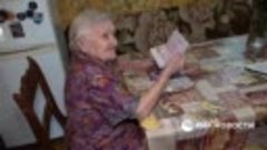 В ЛНР 102-летняя жительница Стаханова получила паспорт Росси...