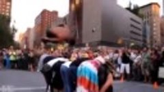 Невероятный танец уличного танцора в New York