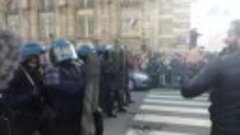 Paris Tensions en cours près de Notre Dame. La police utilis...