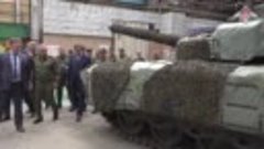 Шойгу посетил военный завод в Омске: там выпускают танки и о...