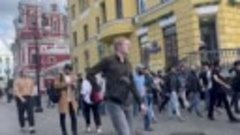 В центре Москвы мусульмане устроили митинг и призывают к рас...