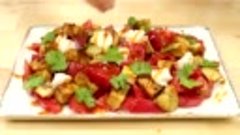 Салат с хрустящими баклажанами, томатами и сыром