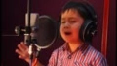 Маленький красавчик поёт на персидском.