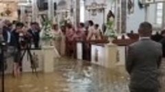 Свадьба на Филиппинах во время Тайфуна
