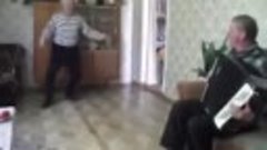 Как танцует дед в 75 лет