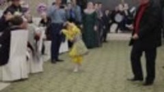 5 ти летняя девочка удивила всех со свoим  танцем(1080P_HD)....