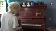 В Санкт-Петербурге годовалый ребенок играет на пианино
