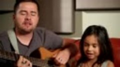 Папа с дочкой поют под гитару
