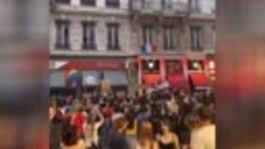 В Лионе участница ЛГБТ-парада сорвала со здания флаг Франции...