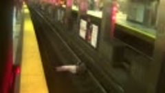 Мужчина упал на рельсы в метро реал