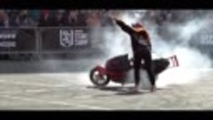 920 л.с. Nissan GT-R VS. 715 л.с. Porsche 911. Stunt Champ