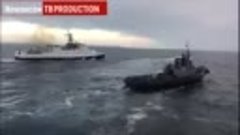 Российские военные штурмуют украинские военные корабли в Кры...