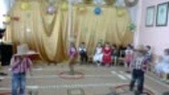 Акежан танцует ковбойский танец в дет.саду.12.11.14